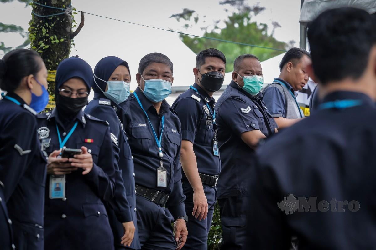 ANGGOTA polis berbaris menunggu giliran untuk membuang undi ketika proses undi awal bagi Pilihan Raya Umum (PRU) ke-15 di Ibu Pejabat Polis Bukit Aman. FOTO Asyraf Hamzah