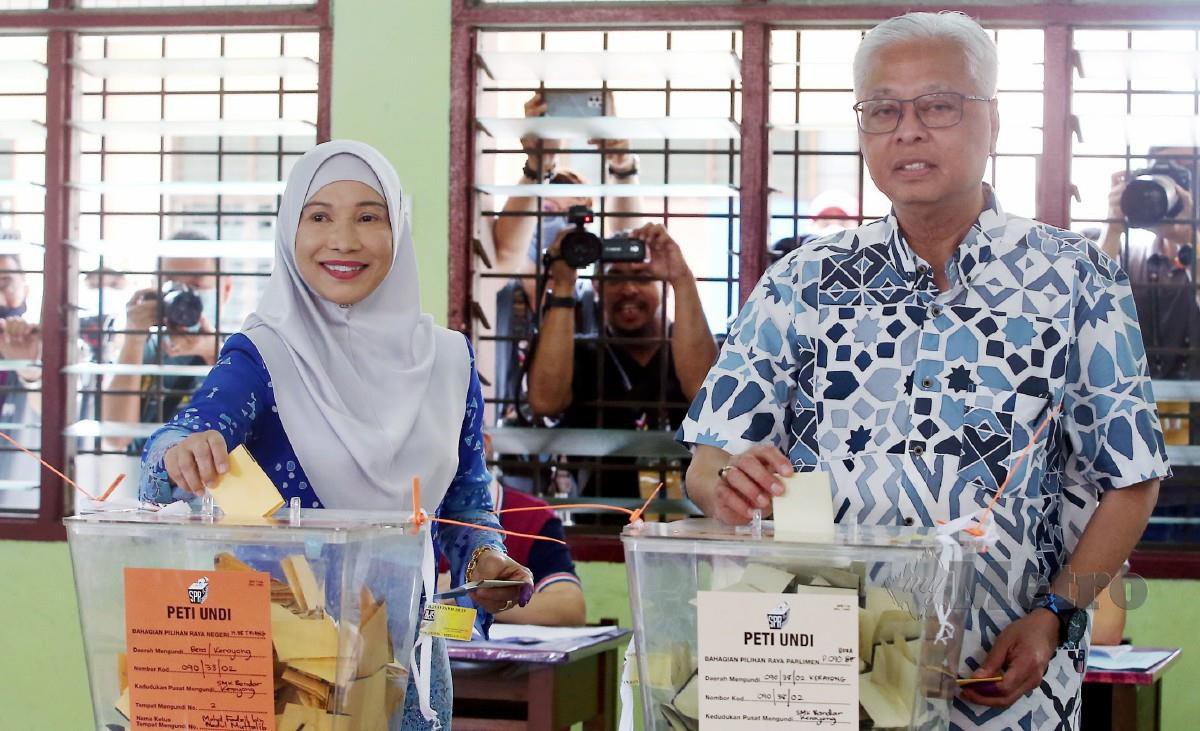 ISMAIL Sabri bersama isteri, Datin Seri Muhaini Zainal Abidin mengundi di SMK Bandar Kerayong, Parlimen Bera. FOTO Hairul Anuar Rahim