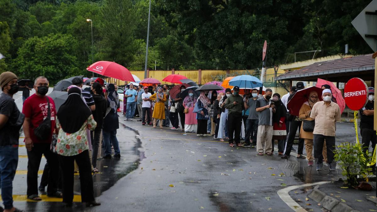 PUNCAK ALAM 19 NOVEMBER 2022. Para pengundi mula berbaris sebelum pusat mengundi dibuka pada jam 8 pagi pada Pilihanraya Umum ke-15 bagi parlimen Kuala Selangor di Sekolah Kebangsaan Puncak Alam 2. NSTP/ASYRAF HAMZAH