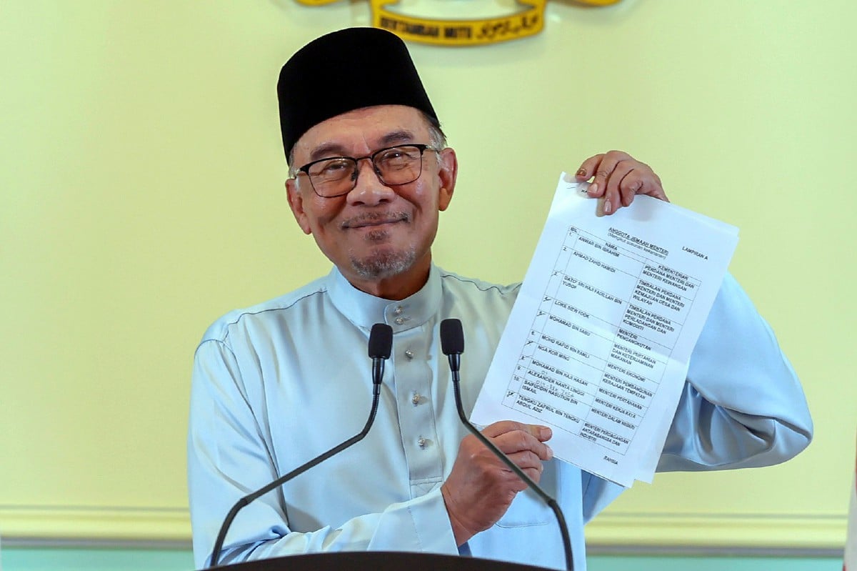 DATUK Seri Anwar Ibrahim menunjukkan senarai pembentukan barisan Kabinet pada sidang media Pengumuman Kabinet Kerajaan Perpaduan di  Bangunan Perdana Putra hari ini. FOTO Bernama.