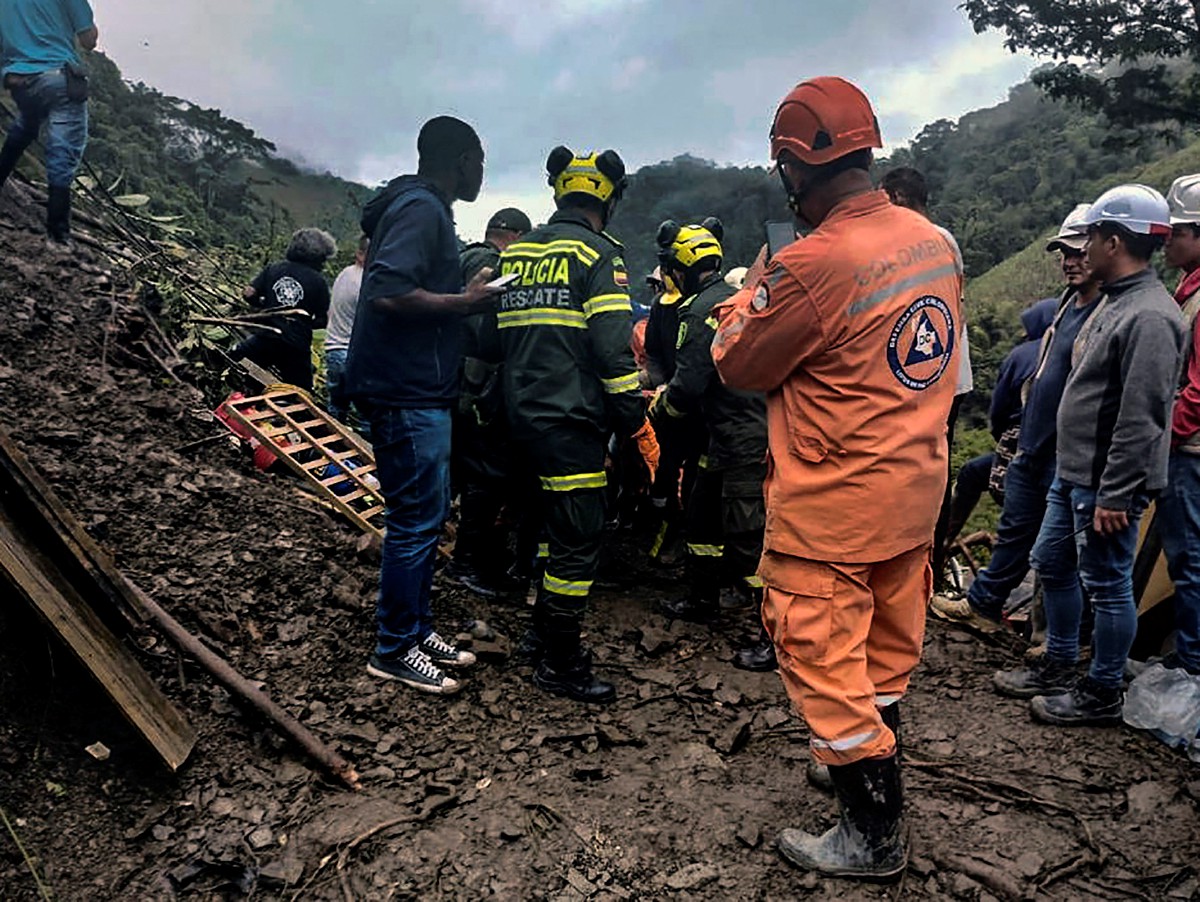PASUKAN penyelamat berusaha menyelamatkan mangsa. FOTO  Colombia's National Police Press Office / AFP