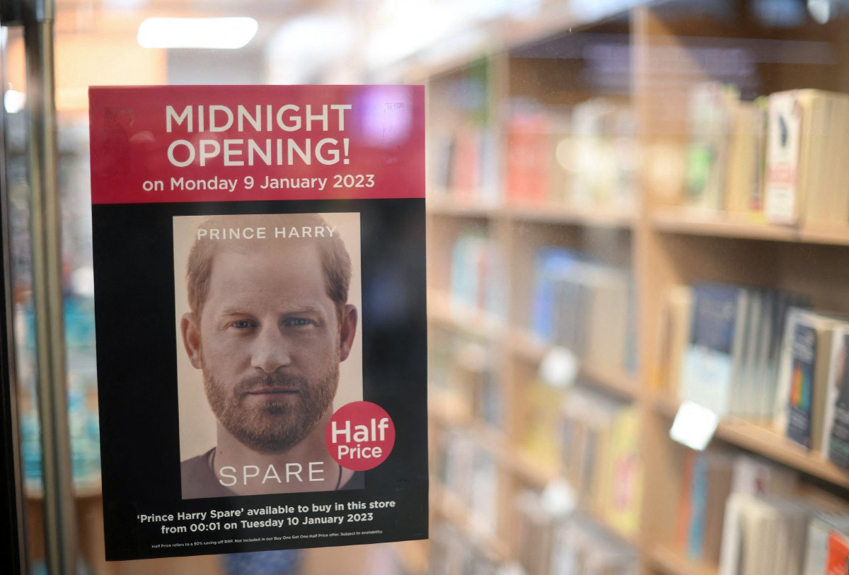 POSTER mempromosi  buku ‘Spare’ yang ditulis Putera Harry. FOTO AFP
