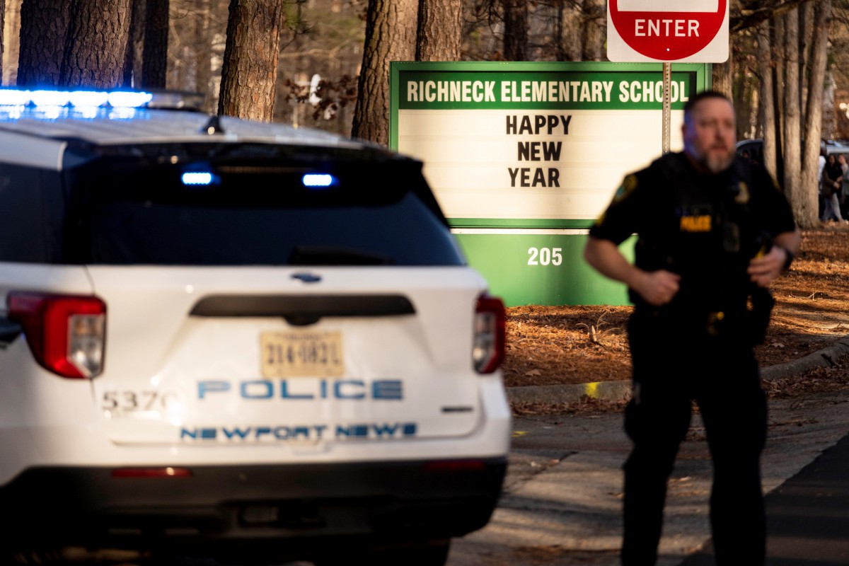 POLIS memantau lokasi kejadian kanak-kanak lepaskan tembakan. FOTO AP.