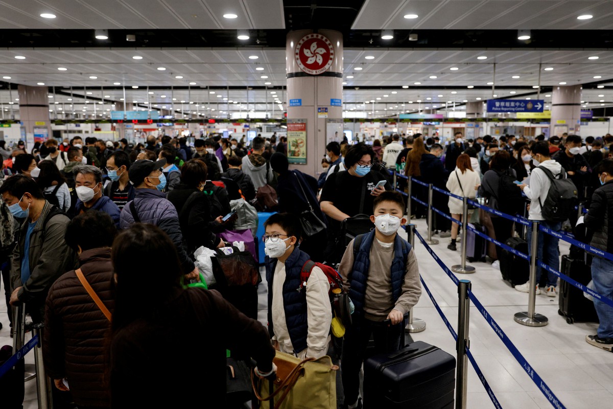 PENGEMBARA beratur di check point Imigresen Lok Ma Cau pada hari pertama China membuka sempadan. FOTO Reuters