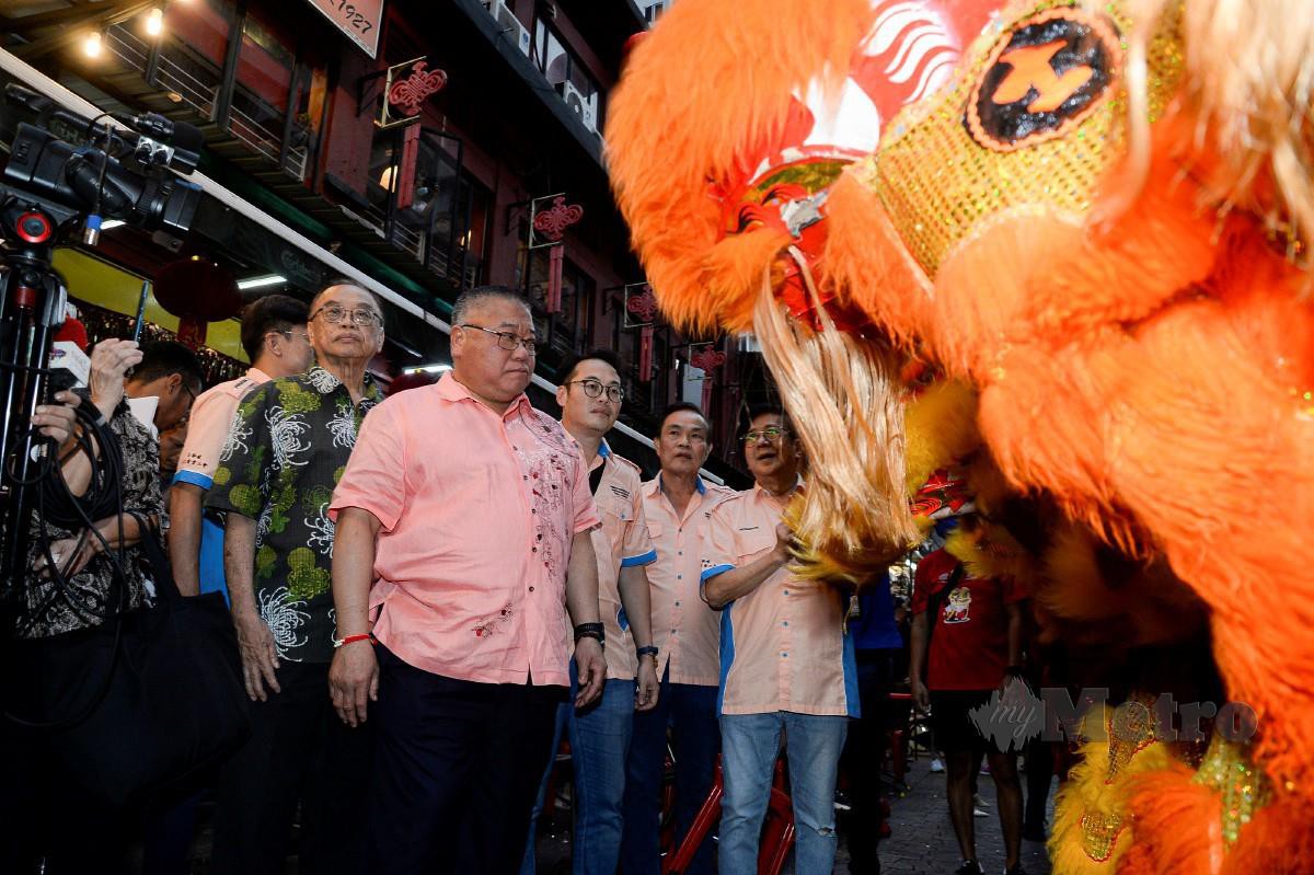 TIONG ketika hadir pada Sambutan Pencahayaan Tahun Baru Cina 2023 di Petaling Street. FOTO Owee Ah Chun.