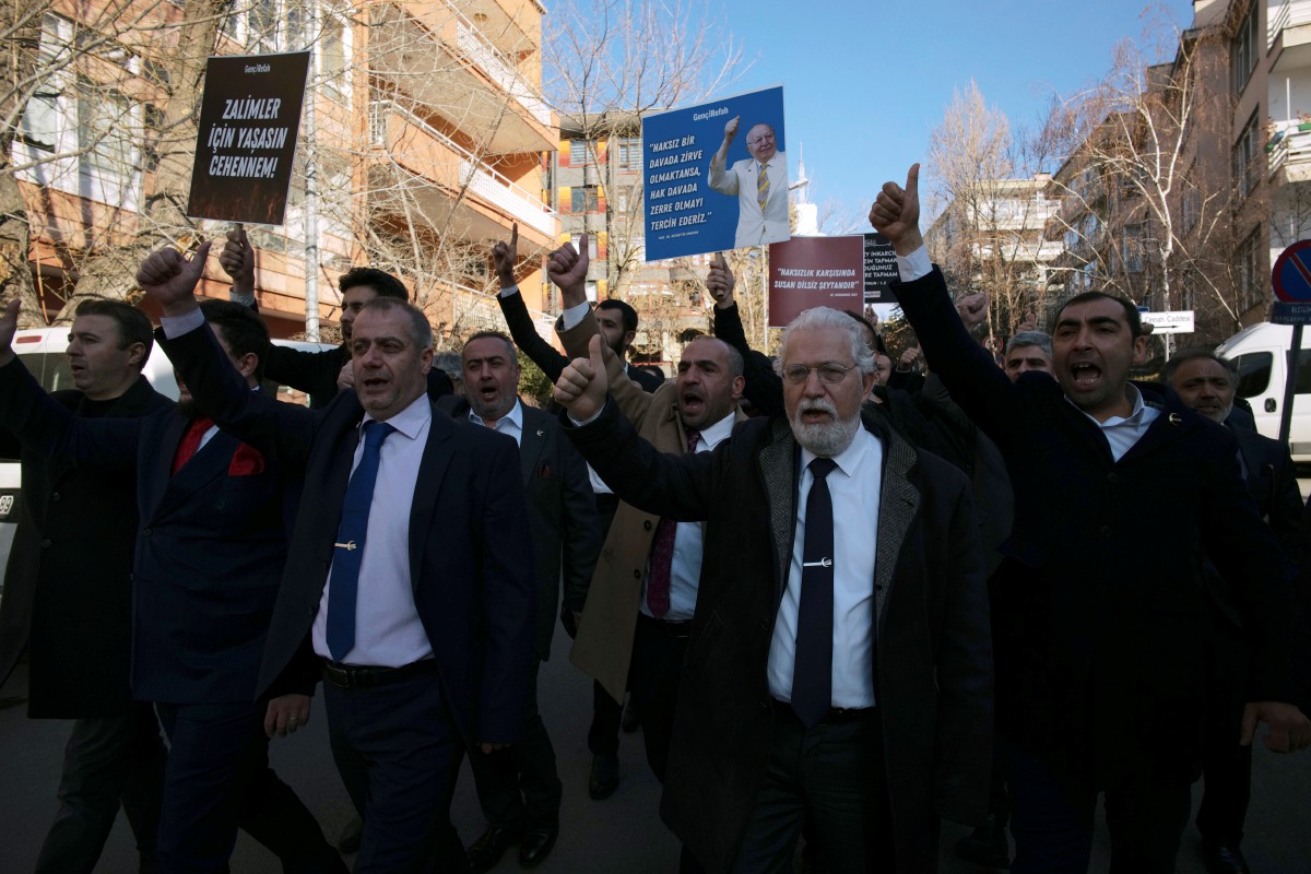 ORANG ramai mengadakan protes di hadapan Kedutaan Sweden di Ankara, Turkiye. FOTO AP