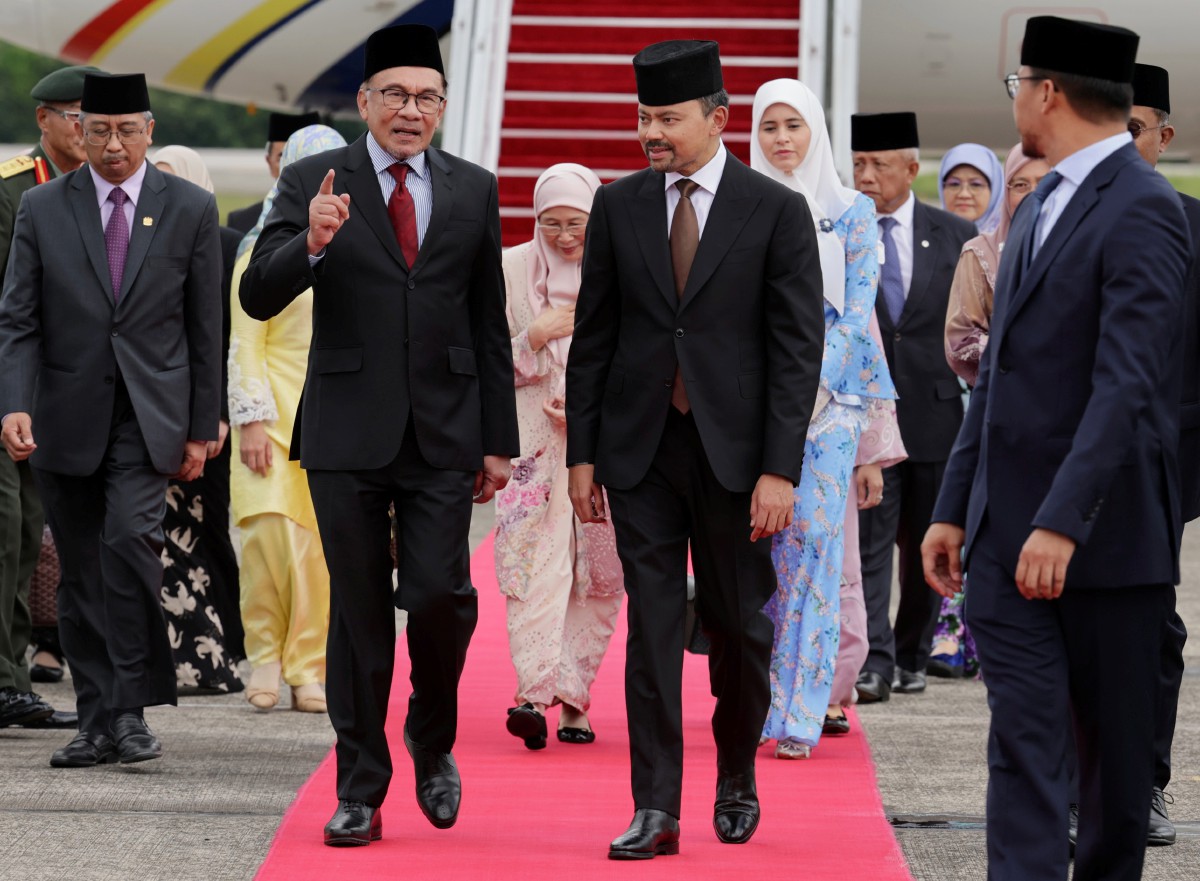 ANWAR disambut Pengiran Muda Mahkota Al-Muhtadee Billah Sultan Hassanal Bolkiah sejurus tiba di Brunei. FOTO Bernama.