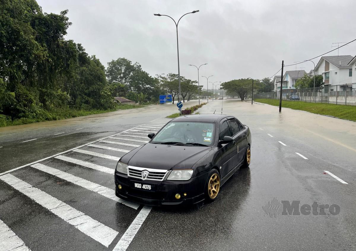 KEADAAN banjir akibat hujan sejak semalam di Bandar Penawar dan Taman Desaru Utama, Kota Tinggi, Johor. FOTO Nur Aisyah Mazalan.