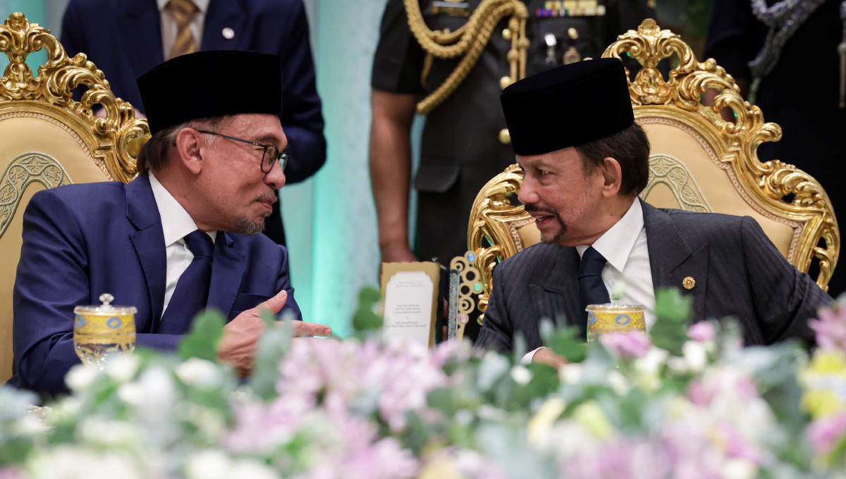 ANWAR (kiri) beramah mesra dengan Sultan Hassanal Bolkiah pada Majlis Persantapan Rasmi di Istana Nurul Iman hari ini. FOTO Bernama.
