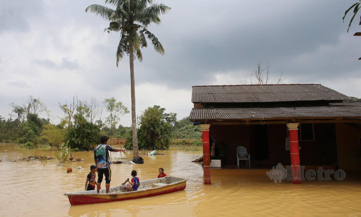 KEADAAN di Kampung Teluk Mahang yang terletak di lembangan Sungai Belat terjejas banjir, berikutan hujan lebat sejak beberapa hari lalu. FOTO Farizul Hafiz Awang.