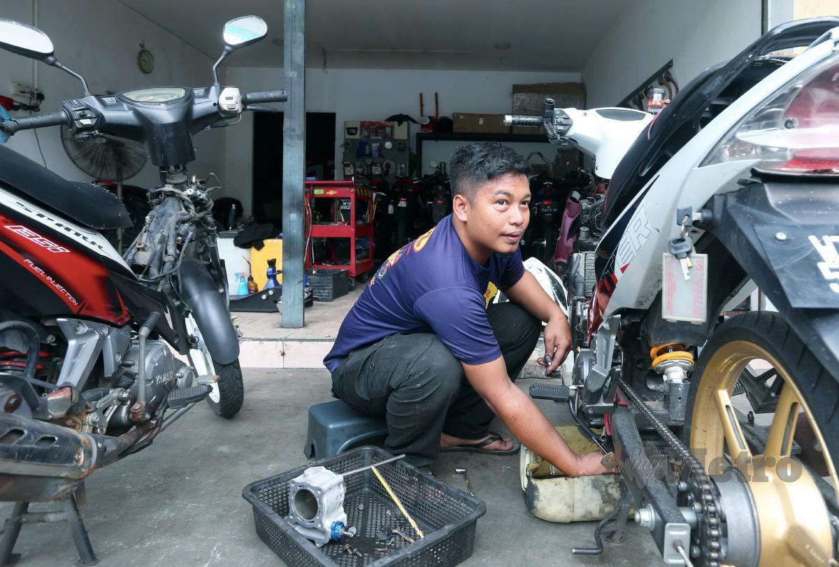 MUHAMMAD Saiful  berjaya membuka bengkel motosikal di Bukit Mewah, Kajang. FOTO Amirudin Sahib.