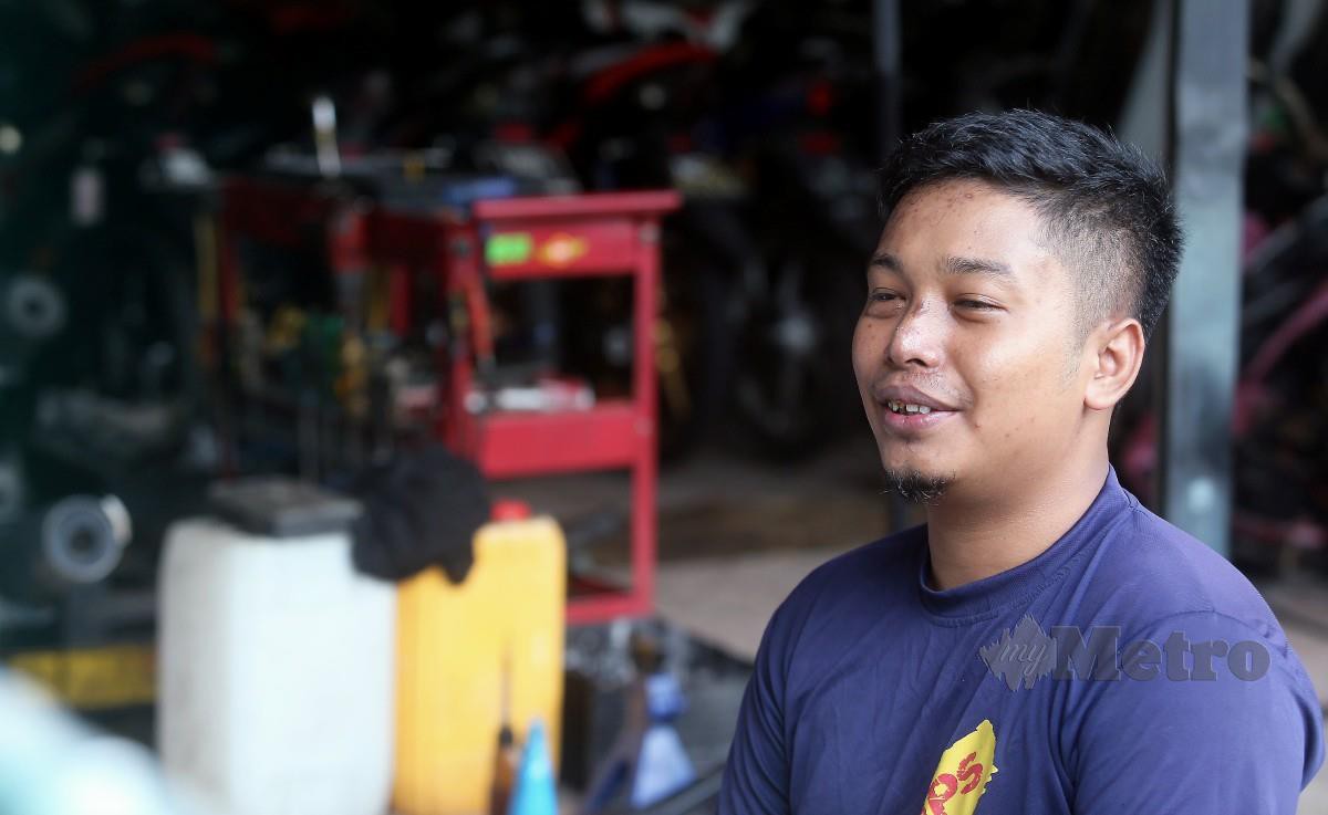 MUHAMMAD Saiful hilang penglihatan mata kanan akibat terkena letupan cecair tong cuci kereta. FOTO Amirudin Sahib.