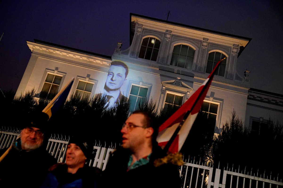 IMEJ Zelenskiy dipancarkan pada bangunan Kedutaan Rusia ketika protes ‘Hentikan perang Rusia-Ukraine’. FOTO Reuters
