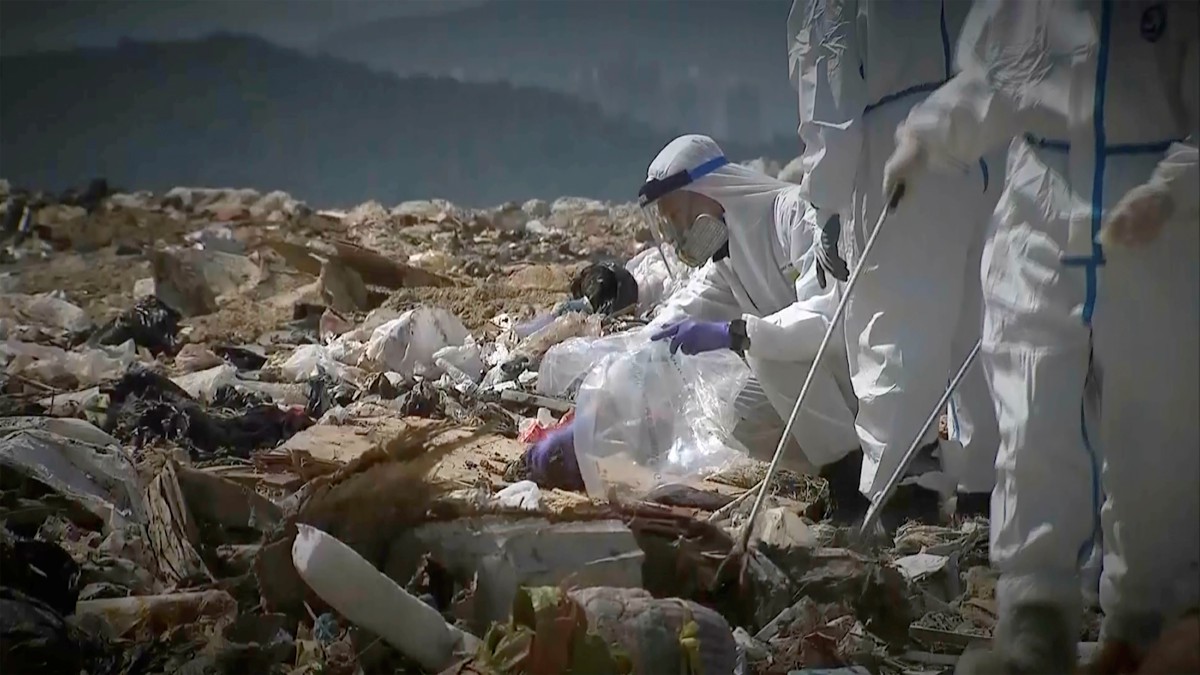 PASUKAN polis mencari bukti berkaitan pembunuhan Abby Choi di kawasan pembuangan sampah. FOTO AP/TVB via APTN
