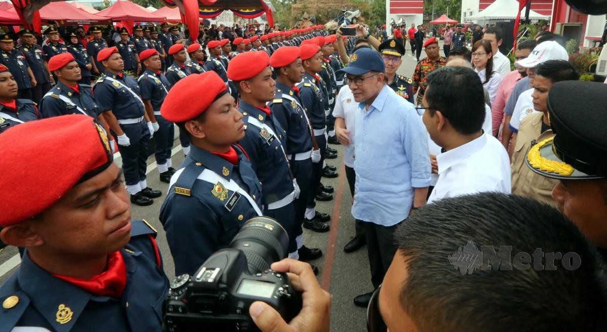 ANWAR memeriksa Perbarisan Kawalan Kehormatan ketika hadir pada Majlis Perasmian Balai Bomba dan Penyelamat Tambun. FOTO L Manimaran.