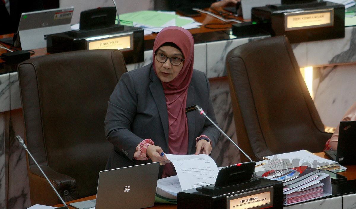 DR Siti Mariah Mahmud menjawab soalan pada persidangan DUN Selangor. FOTO  Faiz Anuar.