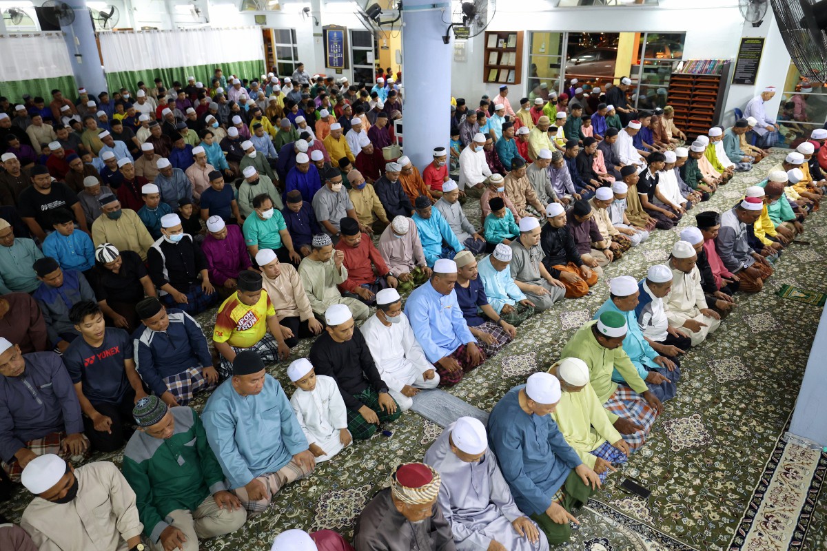 SEBAHAGIAN jemaah menunaikan solat sunat tarawih di Masjid Medan Klebang Restu. FOTO Bernama