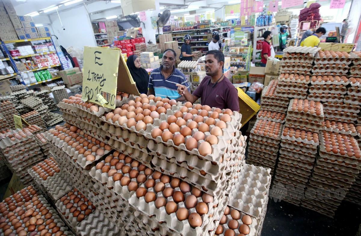 TINJAUAN bekalan telur ayam di kedai runcit dan kedai pemborong sekitar Jalan Raja Bot. FOTO Eizairi Shamsudin.