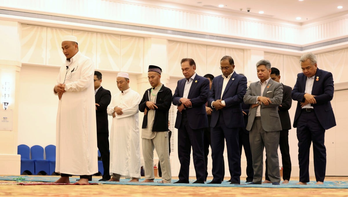 ANWAR menunaikan solat tarawih yang diimamkan oleh Naib Presiden Persatuan Islam Sanya Li Shaohua selepas Majlis Berbuka Puasa bersama wakil komuniti Islam. FOTO Bernama.