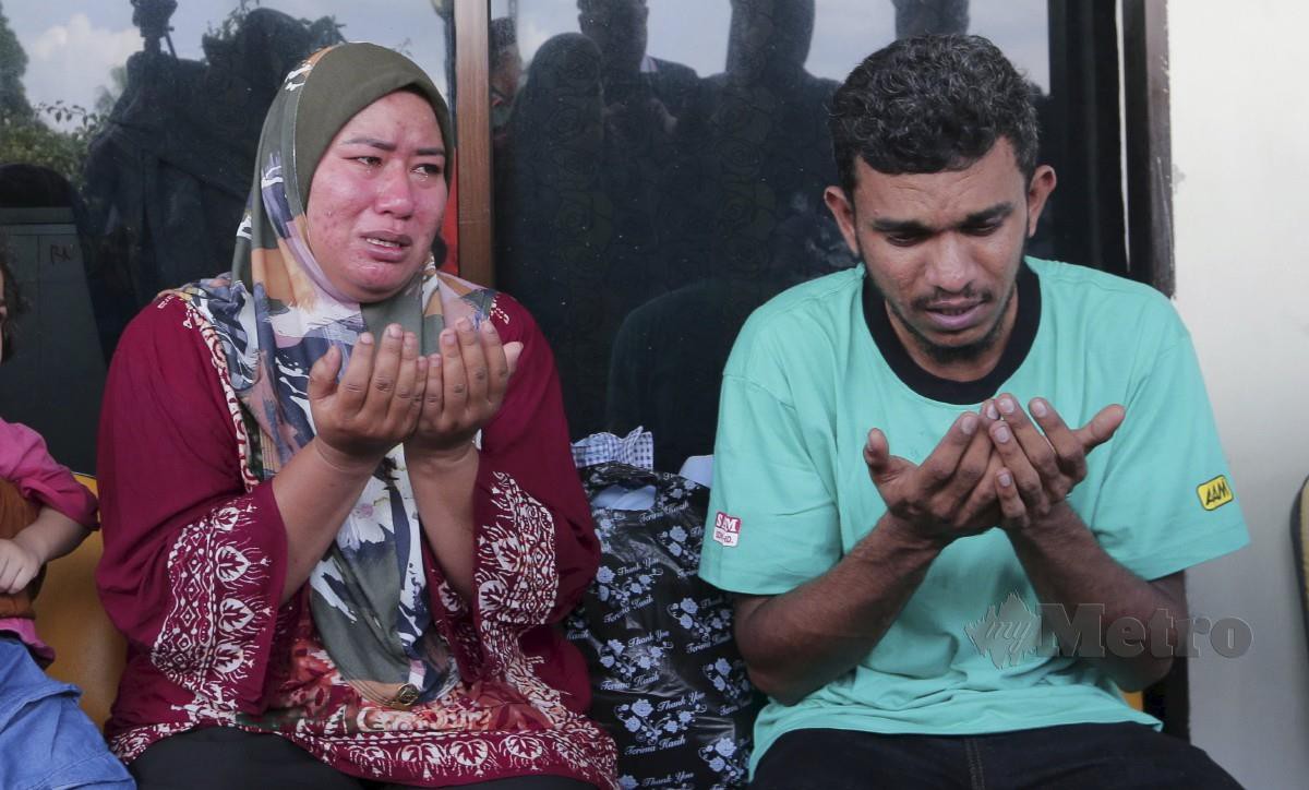 THEIN Ko Htu dan Nabila tidak dapat menahan sedih atas kehilangan empat anaknya. FOTO Nur Aisyah Mazalan.