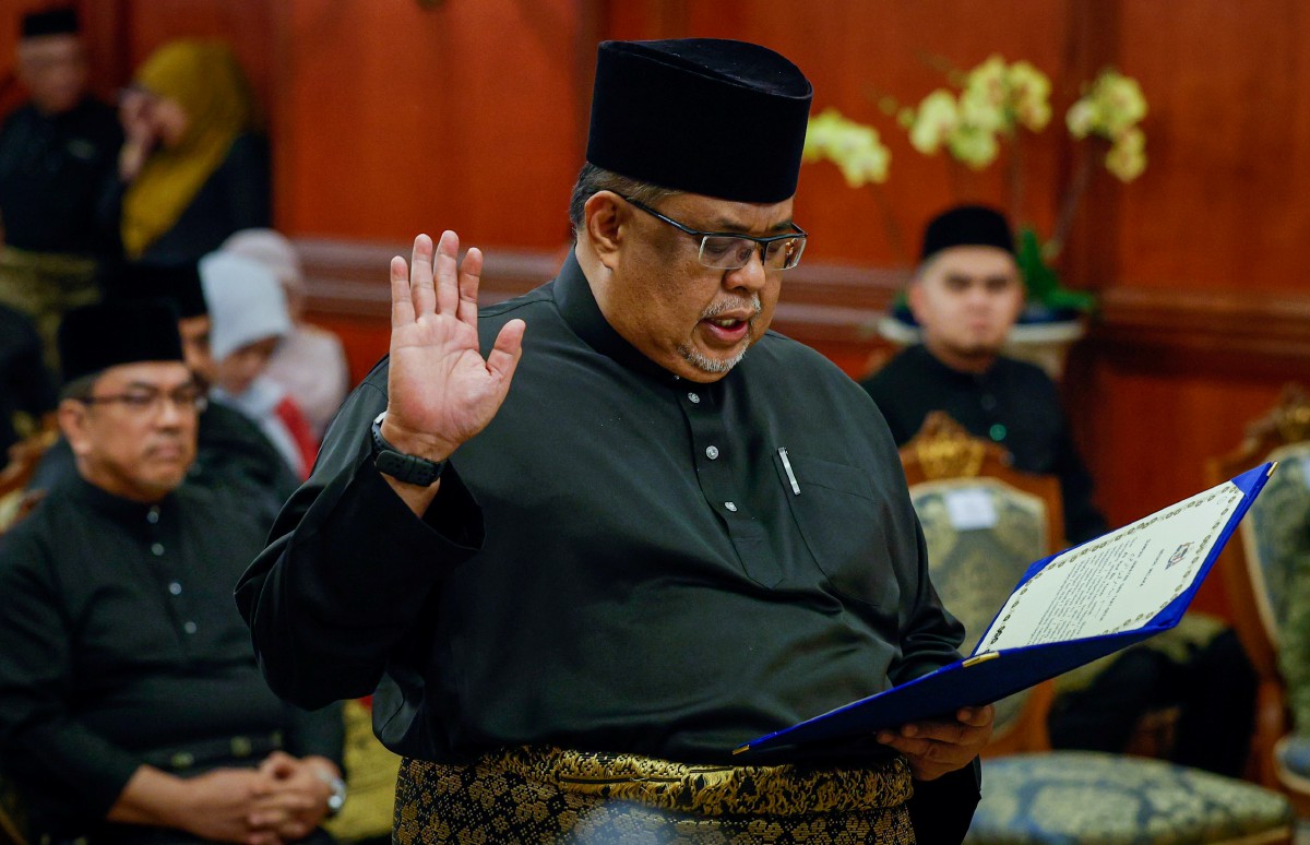 AB Rauf mengangkat sumpah sebagai Ketua Menteri Melaka Ke-13 hari ini. FOTO Bernama.