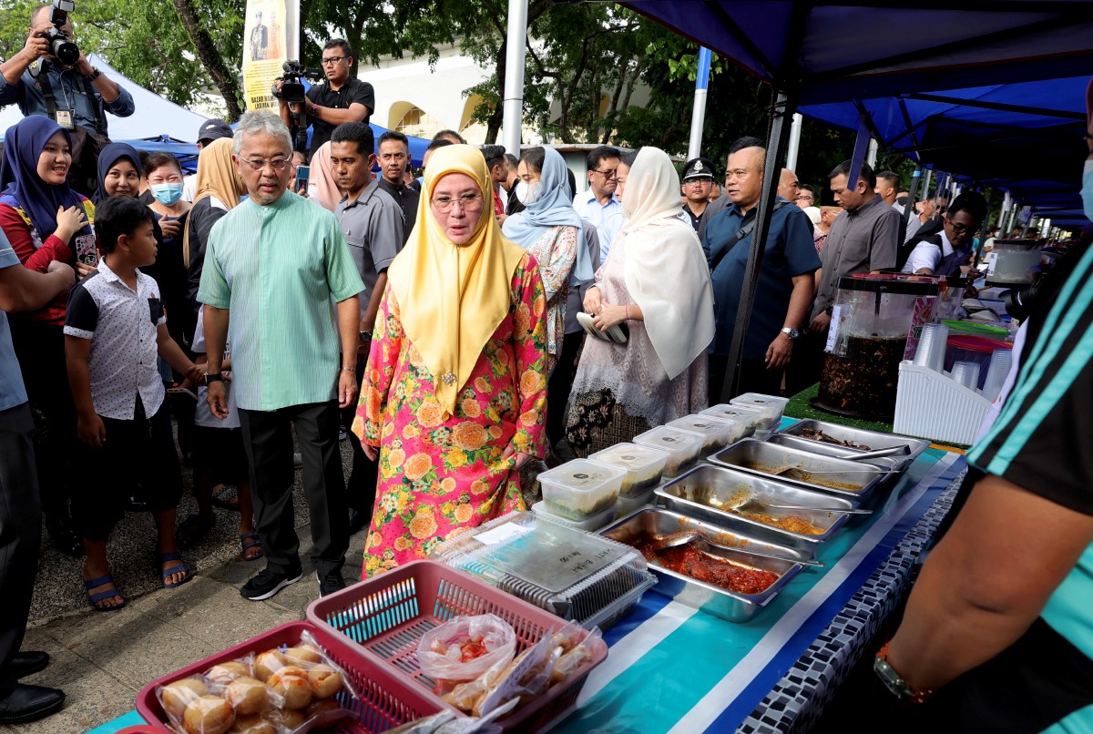 Al-Sultan Abdullah dan Tunku Azizah berkenan melawat ke Bazar Ramadan Labuan Walk. FOTO Bernama.