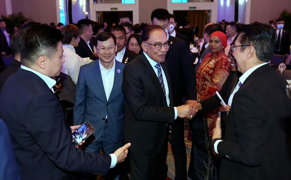 ANWAR menghadiri Majlis Iftar anjuran Malaysia-China Chamber of Commercehari ini. FOTO Bernama.