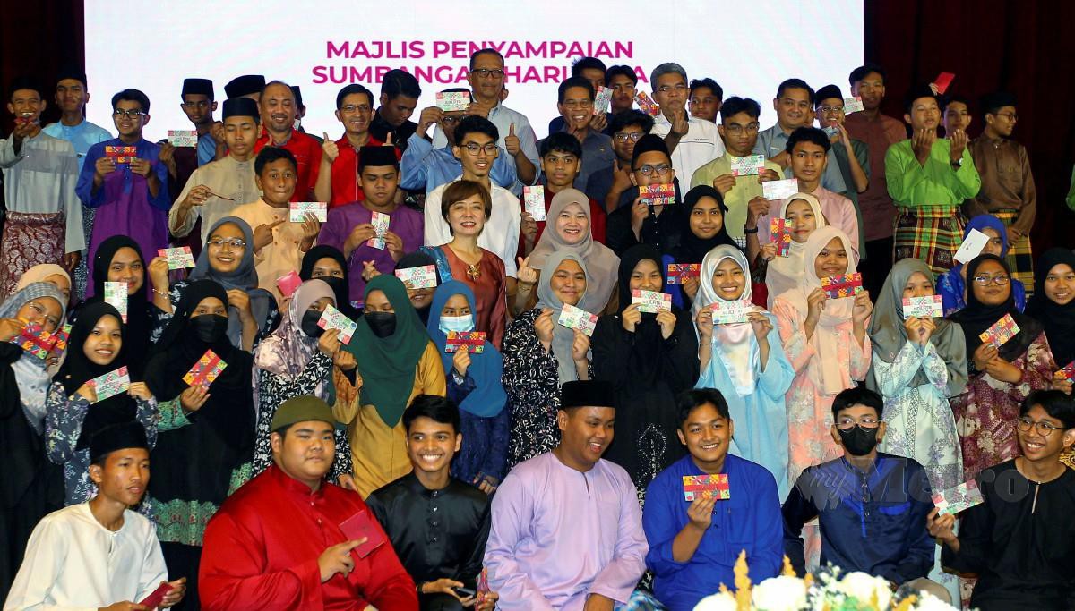 FADHLINA (tengah) bergambar bersama  anak-anak yatim pada Majlis Pertukaran Memorandum Persefahaman Antara Bank Islam Malaysia Berhad dan Yayasan Didik Negara. FOTO Azrul Edham.