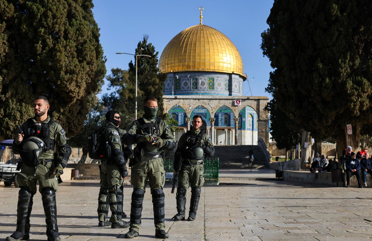 ANGGOTA keselamatan Israel mengawal Masjid Al-Aqsa. FOTO AFP