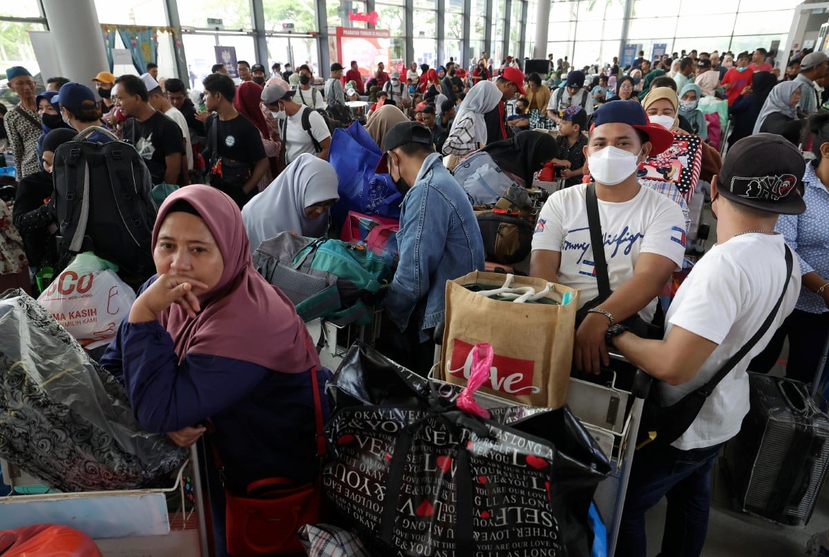 WARGA Indonesia memenuhi ruang lobi Terminal Feri Antarabangsa Puteri Harbour hari ini untuk pulang ke kampung halaman mereka di Batam dan Tanjung Balai menjelang Aidilfitri. FOTO Bernama.