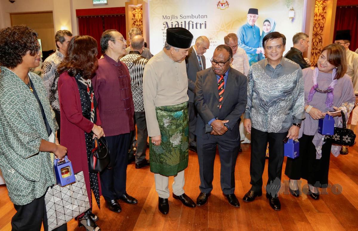 AHMAD Zahid beramah mesra dengan sebahagian duta besar asing pada Majlis Sambutan Rumah Terbuka Aidilfitri Timbalan Perdana Menteri (TPM) di Sri Satria, Putrajaya. FOTO Aizuddin Saad.