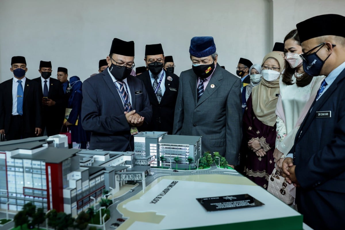 SULTAN Sharafuddin berkenan melihat replika bangunan Pusat Jantung Hospital Serdang. FOTO Bernama.