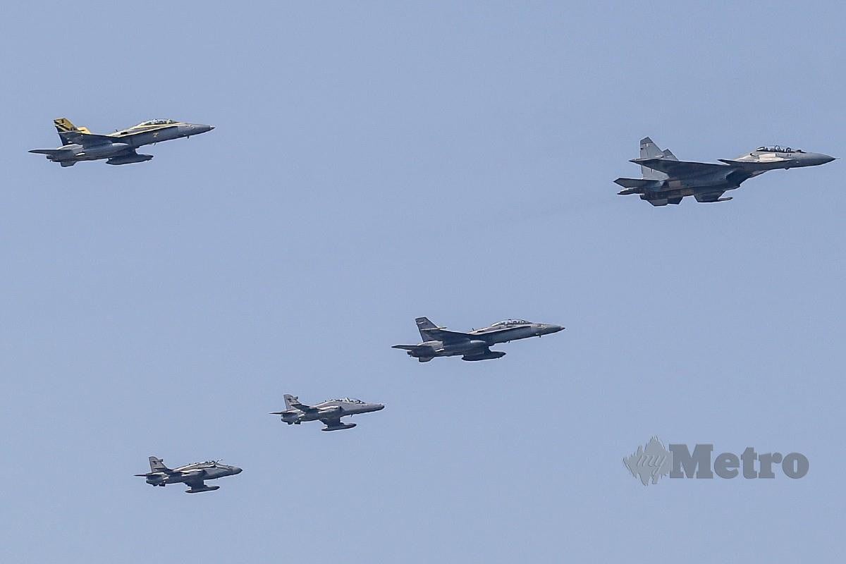 FORMASI persembahan penerbangan  gabungan pesawat pejuang TUDM jenis Sukhoi Su-30MKM, F/A 18-D Hornet, dan Hawk di Pangkalan Udara Butterworth di sini. FOTO Danial Saad