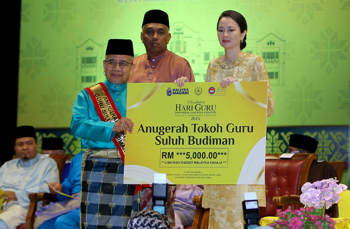 TUANKU Zara Salim (kanan) berkenan menyampaikan Anugerah Tokoh Guru Suluh Budiman UPSI 2023 kepada Senator Datuk Seri Prof Dr Awang Sariyan (kiri). FOTO Bernama.