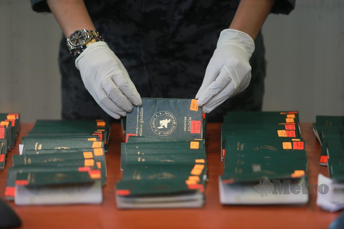 ANTARA pasport yang dirampas. FOTO Genes Gulitah.