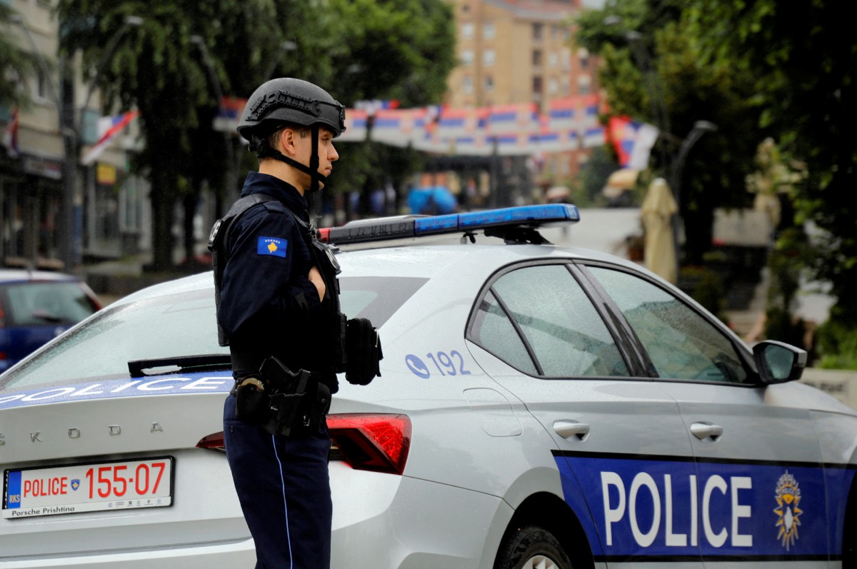 ANGGOTA polis Kosovo mengawal di Mitrovica Utara, Kosovo pada 16 Jun. FOTO Reuters/Ognen Teofilovski