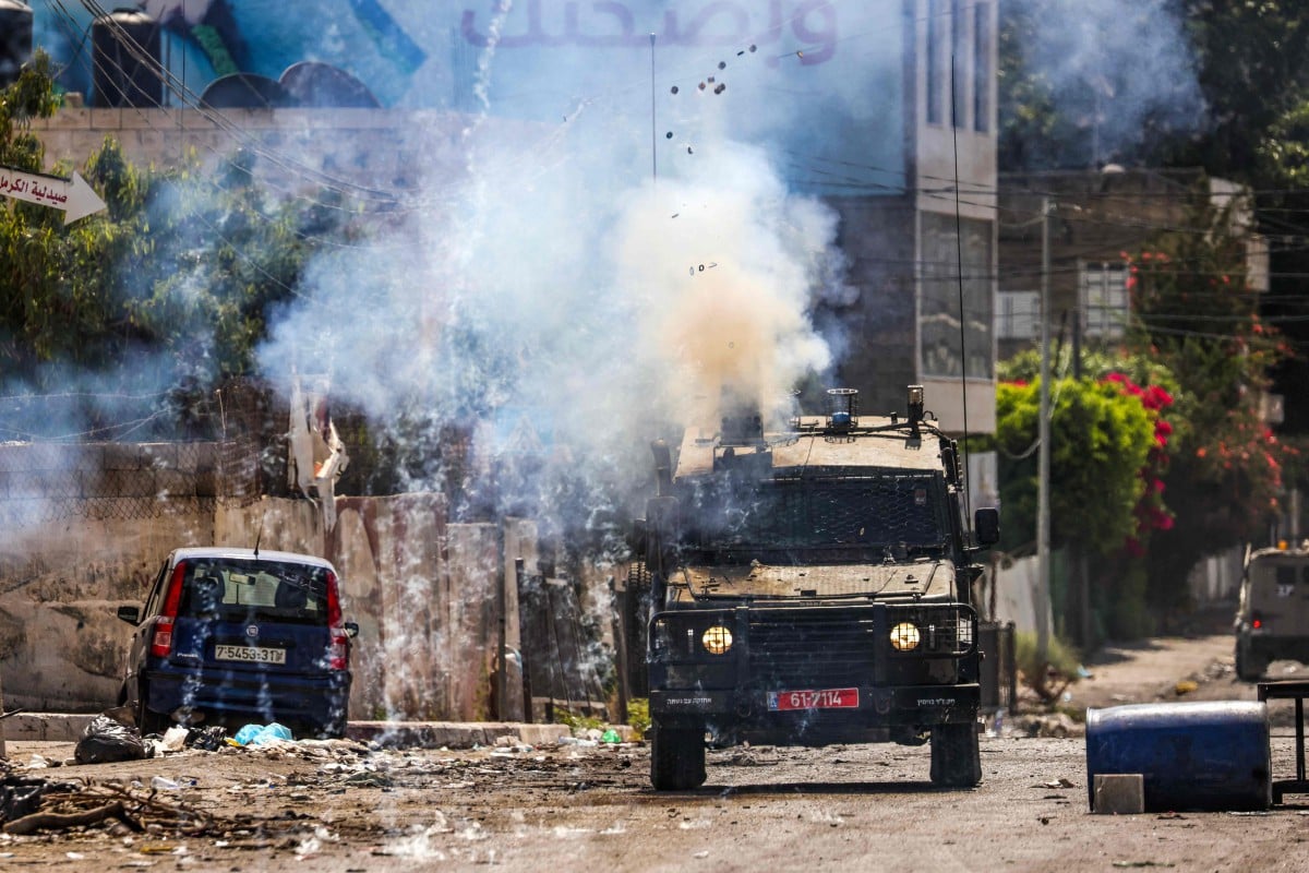 ASKAR Israel melepaskan gas pemedih mata. FOTO AFP