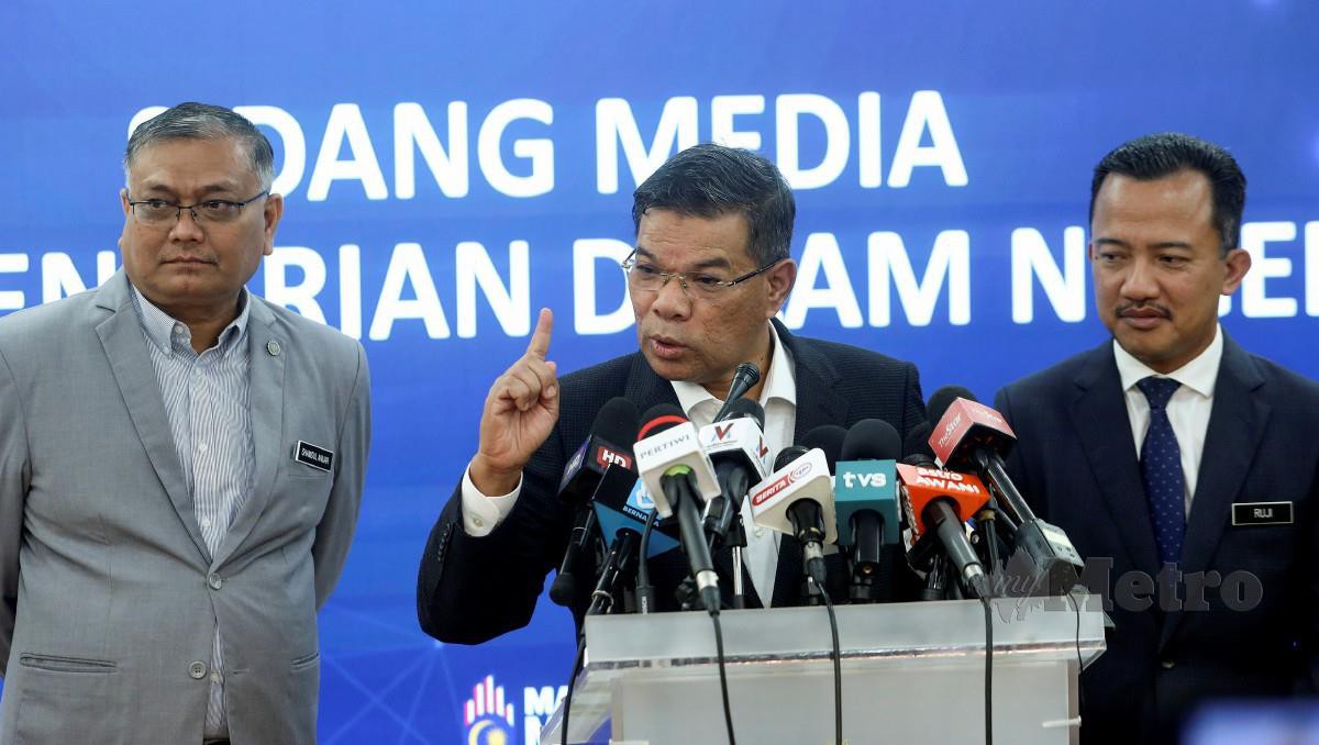 SAIFUDDIN Nasution Ismail bersama timbalannya, Datuk Seri Dr Shamsul Anuar Nasarah dan Ketua Setiausaha KDN, Datuk Ruji Ubi (kanan) pada sidang media di Putrajaya, hari ini. FOTO Mohd Fadli Hamzah