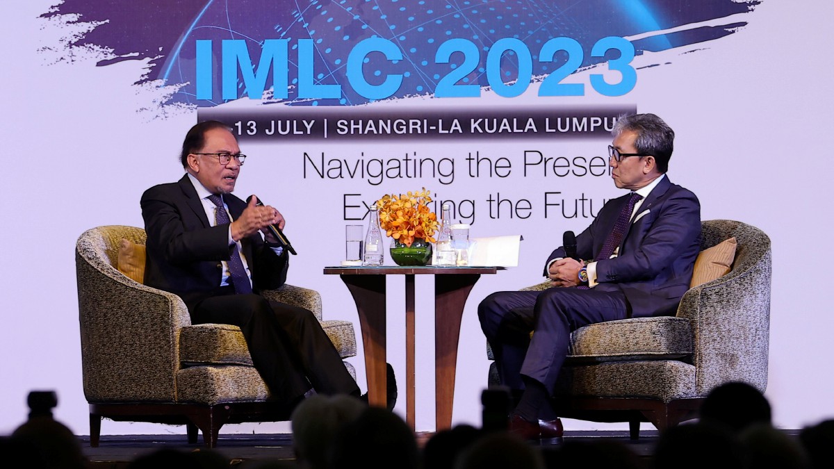 ANWAR (kiri) ketika sesi dialog bersama  moderator Christopher Leong pada Persidangan Undang-Undang Malaysia Antarabangsa 2023 hari ini. FOTO Bernama