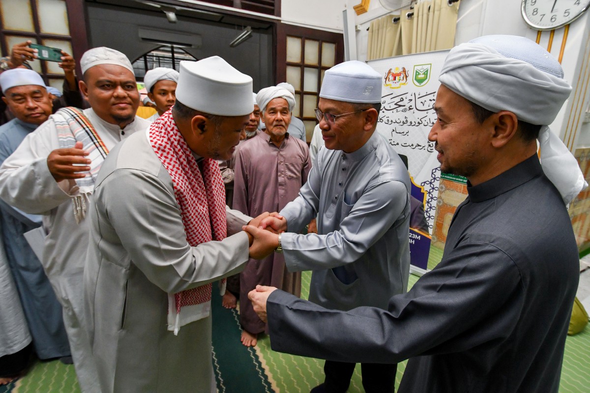 MOHD Na’im (dua, kanan) bersalaman bersama guru pondok pada Program Ramah Mesra Bersama Ulama-Ulama Pondok Negeri Kelantan di Pondok Lubuk Tapah hari ini. FOTO Bernama