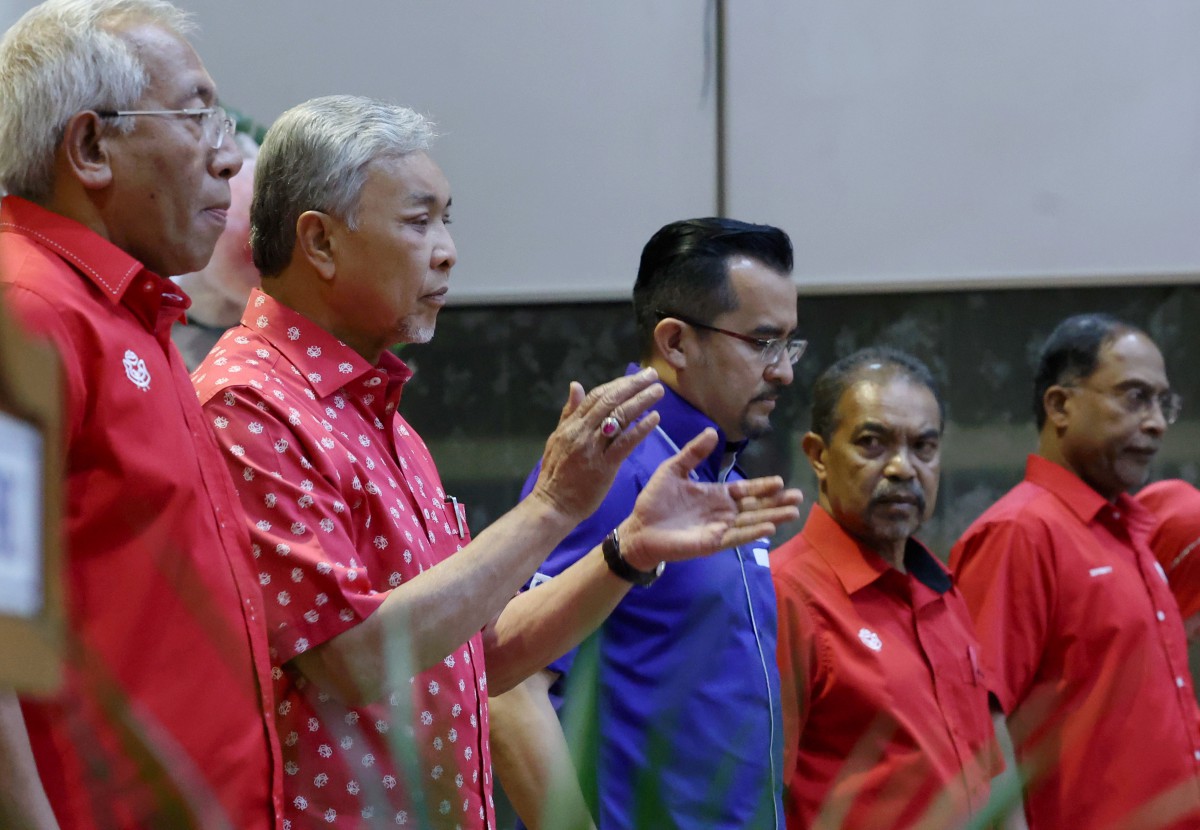AHMAD Zahid (dua, kiri) ketika mengadakan perjumpaan bersama jentera pilihan raya Umno/BN hari ini. Turut hadir,  Pengerusi Badan Perhubungan Umno Kedah Datuk Seri Mahdzir Khalid (kiri). FOTO Bernama