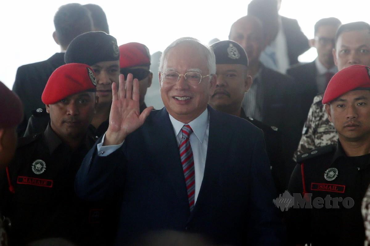 DATUK Seri Najib Razak diiringi pegawai Penjara hadir ke mahkamah bagi sambung bicara kes penyelewengan dana 1MDB di Mahkamah Tinggi Kuala Lumpur. FOTO Hairul Anuar Rahim