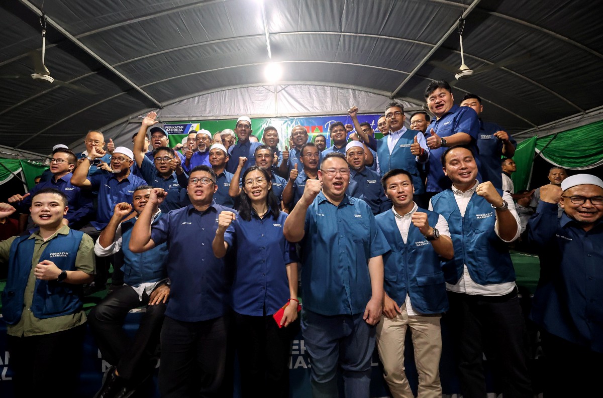 CALON-calon Perikatan Nasional (PN) bergambar bersama pada Pengisytiharan Calon Pilihan Raya Negeri (PRN) Ke-15 Negeri Pulau Pinang malam ini. FOTO Bernama