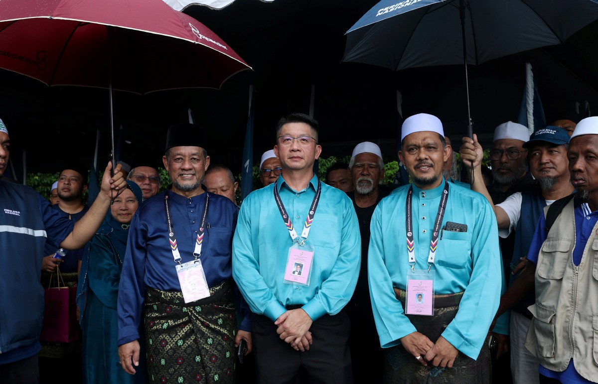  (Dari kiri) Dzowahir, Chuah dan Mohd Radhi menyerahkan borang penamaan calon masing-masing di Pusat Penamaan Calon Pilihan Raya Negeri (PRN) di Dewan Kompleks Belia dan Sukan Negeri Kedah hari ini. FOTO Bernama