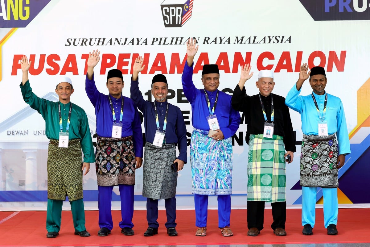 ANTARA calon yang bertanding bagi Pilihan Raya Negeri Pulau Pinang ke-15, (dari kiri) Muhd Yusni Mat Piah (PN); Mohd Naim Salleh (BN), Khaliq Mehtab (PN),  Reezal Marican (BN) dan Bukhori (PN) dan Zainuddin (Pakatan Harapan) selepas pengisytiharan calon di Pusat Penamaan Calon Dewan Millenium hari ini. FOTO Bernama