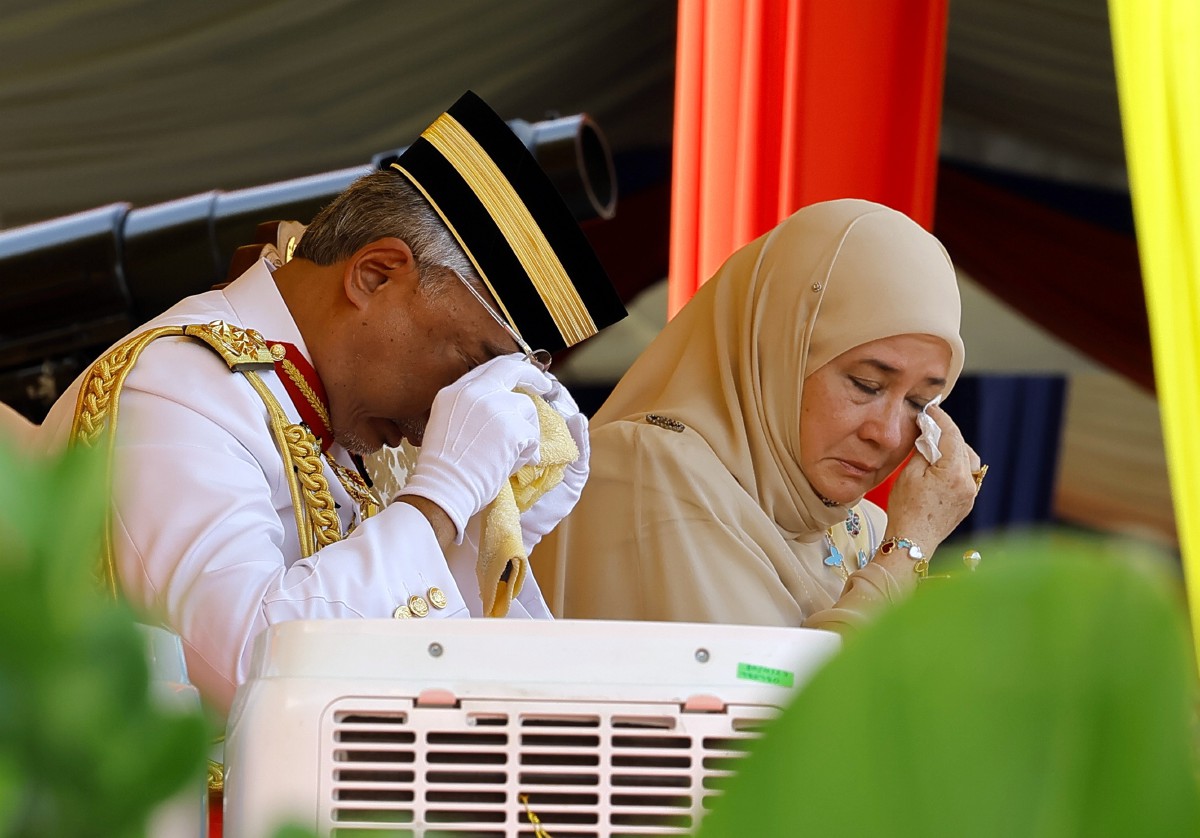 AL-Sultan Abdullah dan Tunku Azizah tidak dapat menahan sebak semasa berkenan menyaksikan persembahan pantonim bertajuk Op Daulat Kampung Simunul pada Istiadat Perbarisan sempena Sambutan Hari Pahlawan di Dataran Pahlawan hari ini. FOTO Bernama