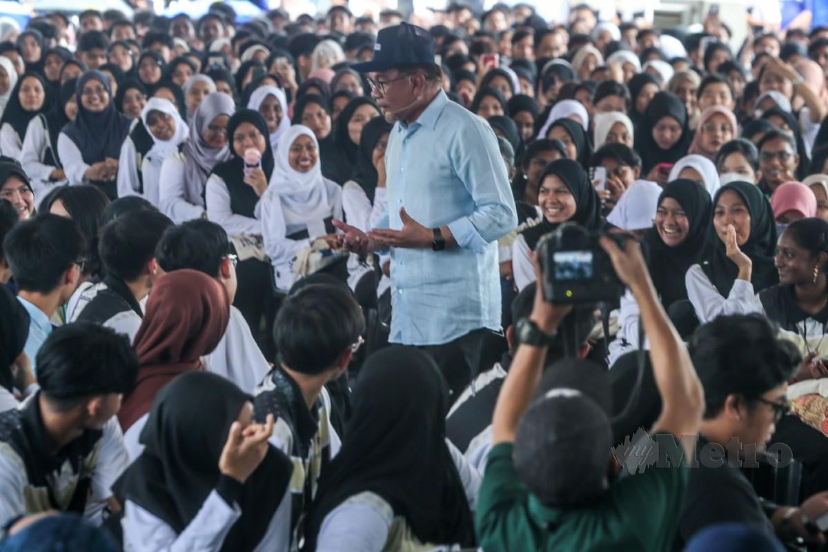 ANWAR berucap ketika program Temu Anwar Bicara Pendidikan Madani di Kolej Matrikulasi Pulau Pinang. FOTO Danial Saad