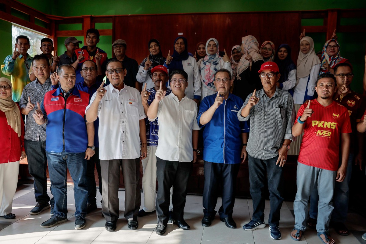 EWON Benedick (tengah) bergambar bersama usahawan dan kontraktor pada Majlis Ramah Mesra bersama Menteri Pembangunan Usahawan dan Koperasi di Restoran Dangau Rimba Tanjong Karang hari ini.