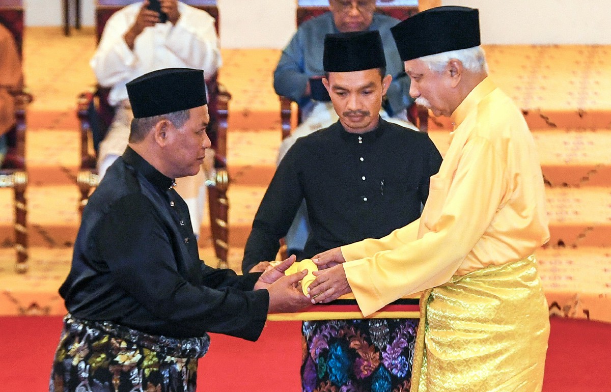 TUANKU Muhriz Ibni Almarhum Tuanku Munawir berkenan menyerahkan watikah pelantikan Aminuddin sebagai Menteri Besar Negeri Sembilan. FOTO Bernama