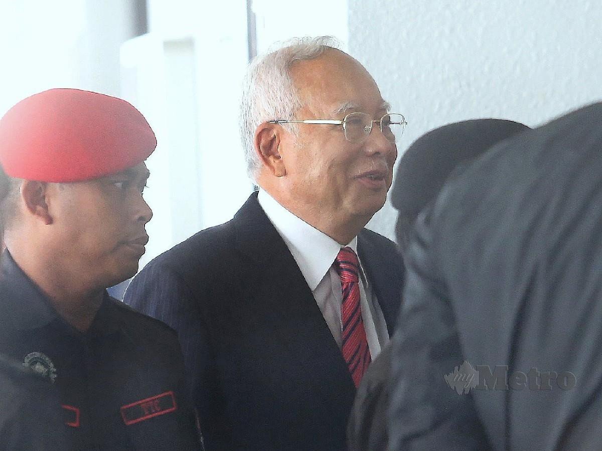NAJIB diiringi pegawai Penjara pada perbicaraan kes 1MDB di Mahkamah Tinggi Kuala Lumpur. FOTO Saifullizan Tamadi 